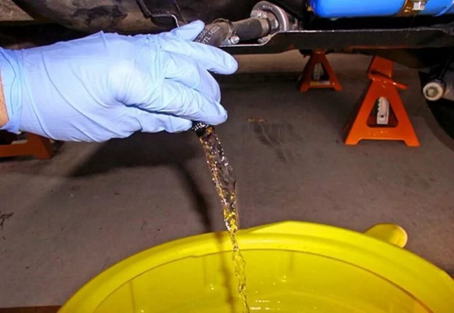 Сливают бензин. Слить бензин с форд фокус 3. Слив топлива из бака. Слив бензина через шланг. Слить из бака бензин с шкоды.