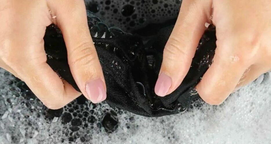 отбелить белизной чёрные перья. рубашка с белым воротником. кофта в стиле шанель черная с белой полоской. как отбелить воротнички. как отбелить воротник на платье.