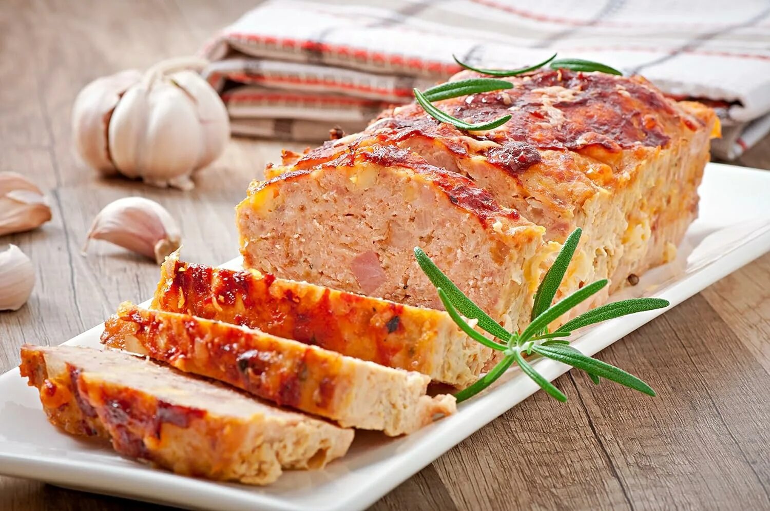 Колбасный хлеб. Мясной хлеб американский. Мясной мексиканский рулет. Мясной хлеб по баварски. Хлебец мясной.
