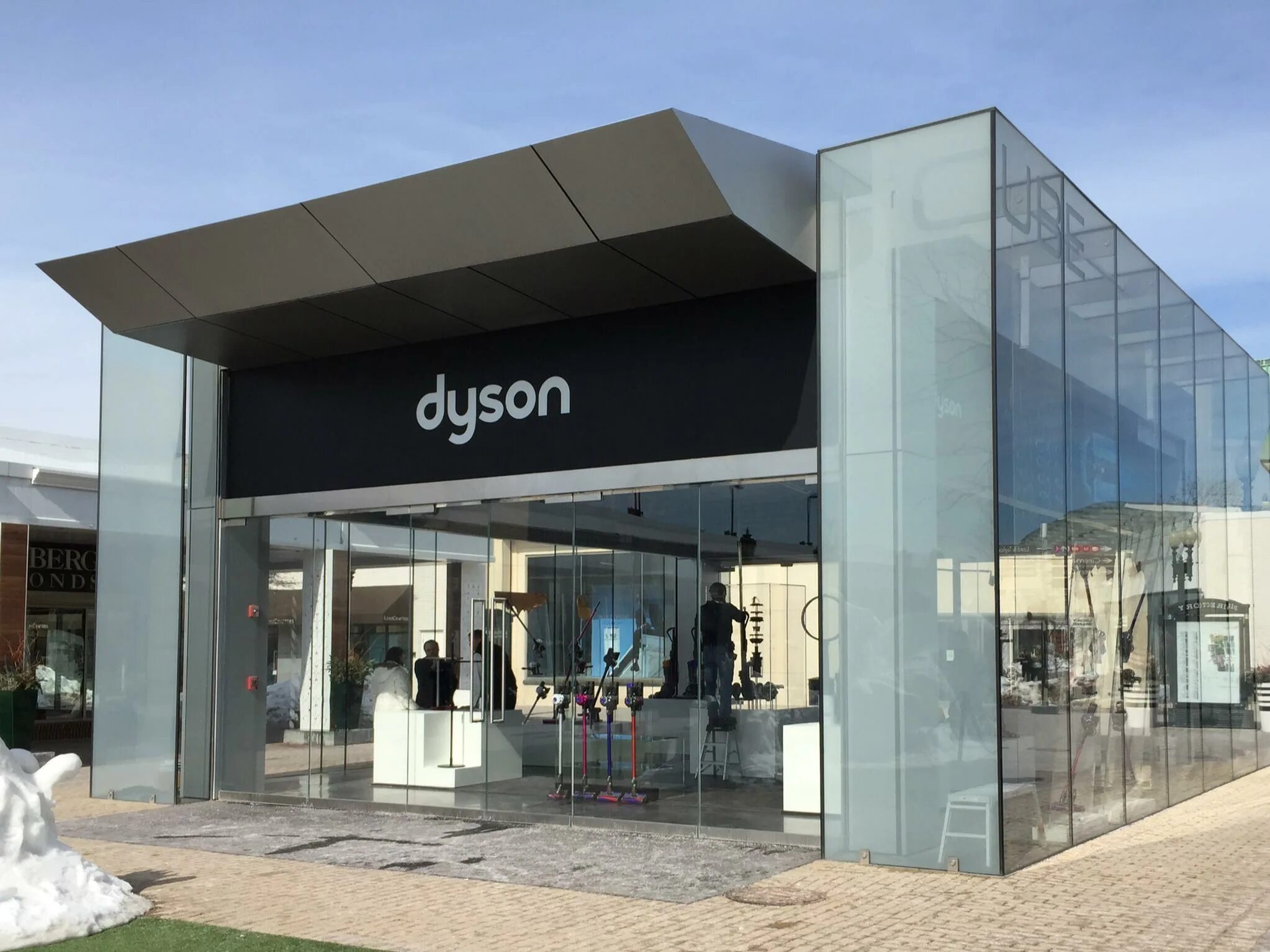 Dyson магазин. Дюсон. Dyson Showroom. Дайсон поп