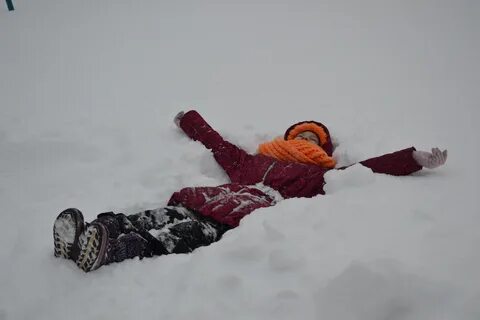 Стою в снегу по в небе