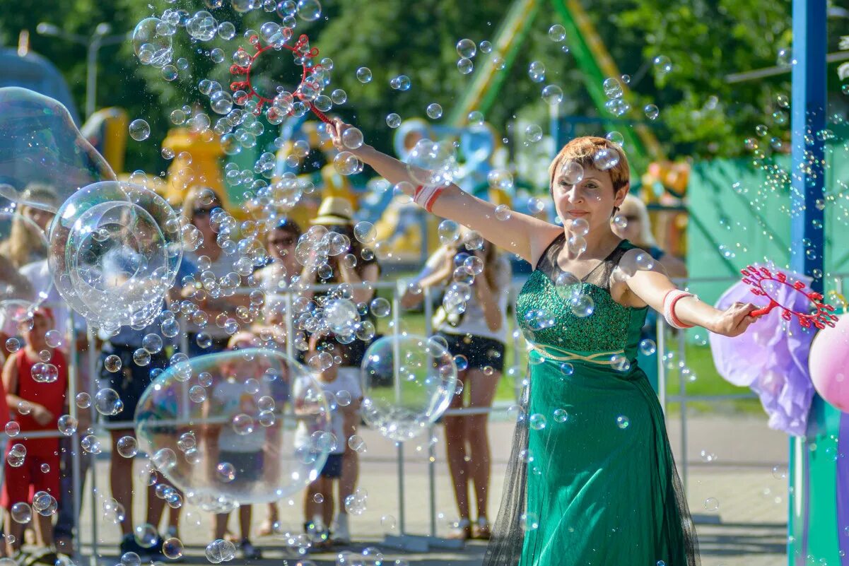 праздник мыльных пузырей. шоу мыльных пузырей. фестиваль мыльных пузырей дубай. питер в мыльном пузыре. фестиваль мыльных пузырей спб для детей.