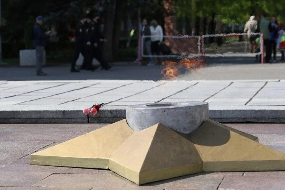 Вечный огонь в городе. Вечный огонь кемерово. вечный огонь кемерово памятник. вечный огонь без огня. вечный вечный огонь.