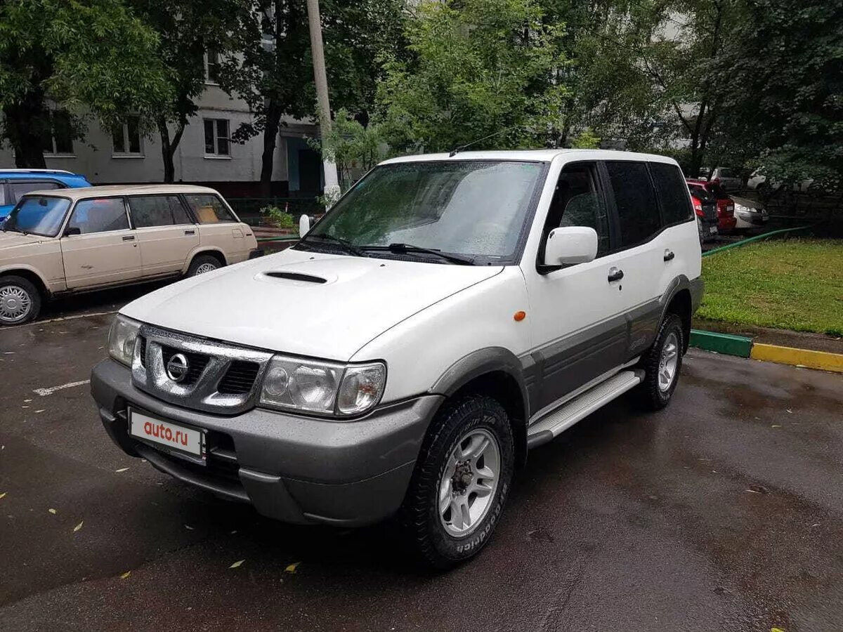 Ниссан террано 2.0 купить. Ниссан Террано 2 белый. Nissan Terrano 2. Nissan Terrano 2.4 МТ. Nissan Terrano 2002.