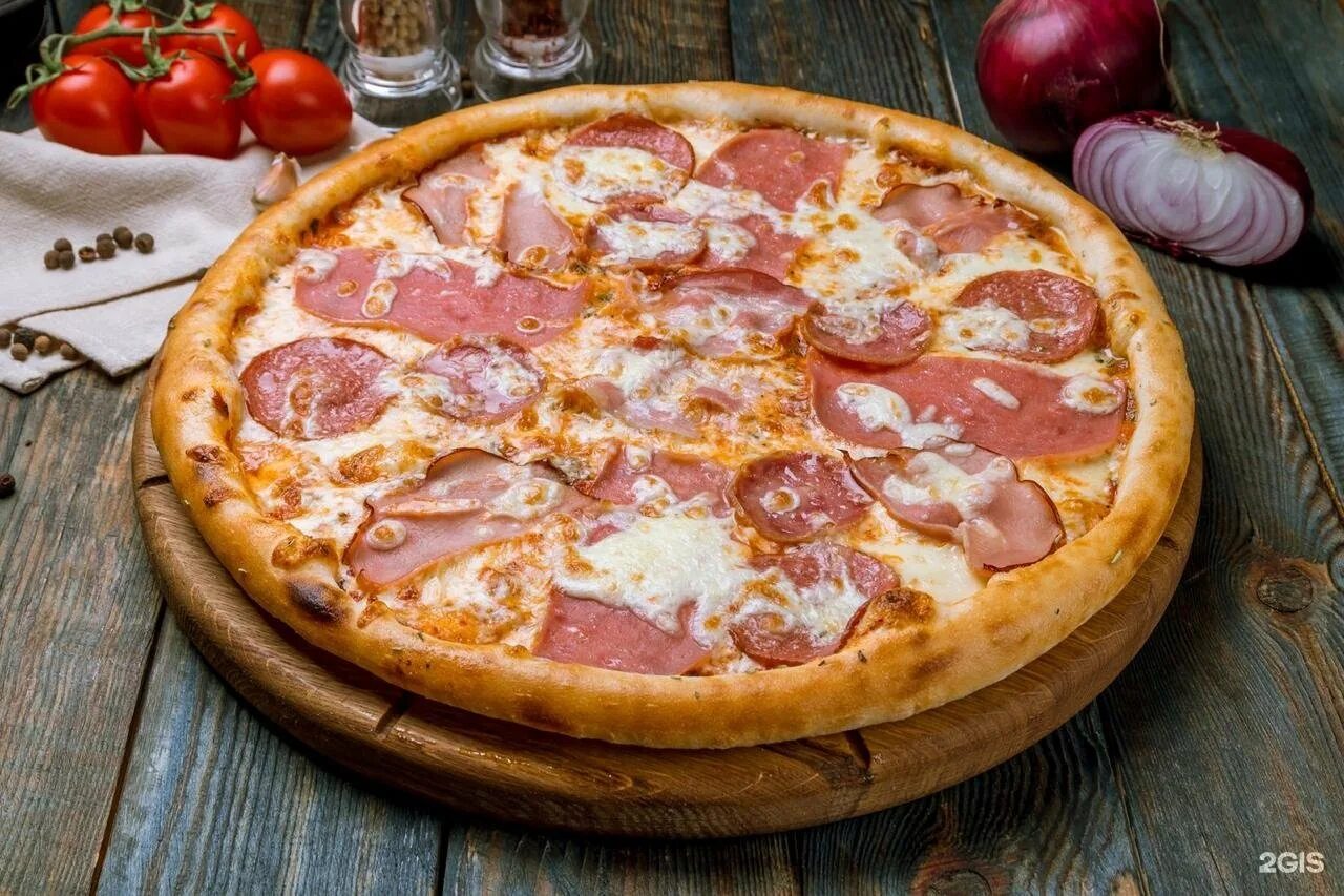 Колбасная пицца. Пицца пепперони с беконом. Пицца ветчина пепперони. Пицца с ветчиной и салями. Пицца пепперони грибами и помидорами.