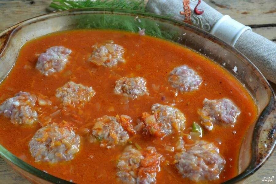 Соус для ежиков из фарша с рисом. Ёжики с подливкой. ёжики с подливкой на сковороде. ёжики из фарша с рисом с подливкой. ёжики в духовке с подливкой.