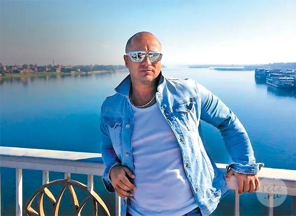 "Еще один брутал": Дмитрий Нагиев показал младшего брата и восхитил поклонников