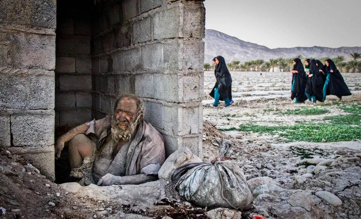 Люди живут недолго. Объятия близких людей. Бедные россияне. Шукшин цитаты. Гастарбайтеры в москве.