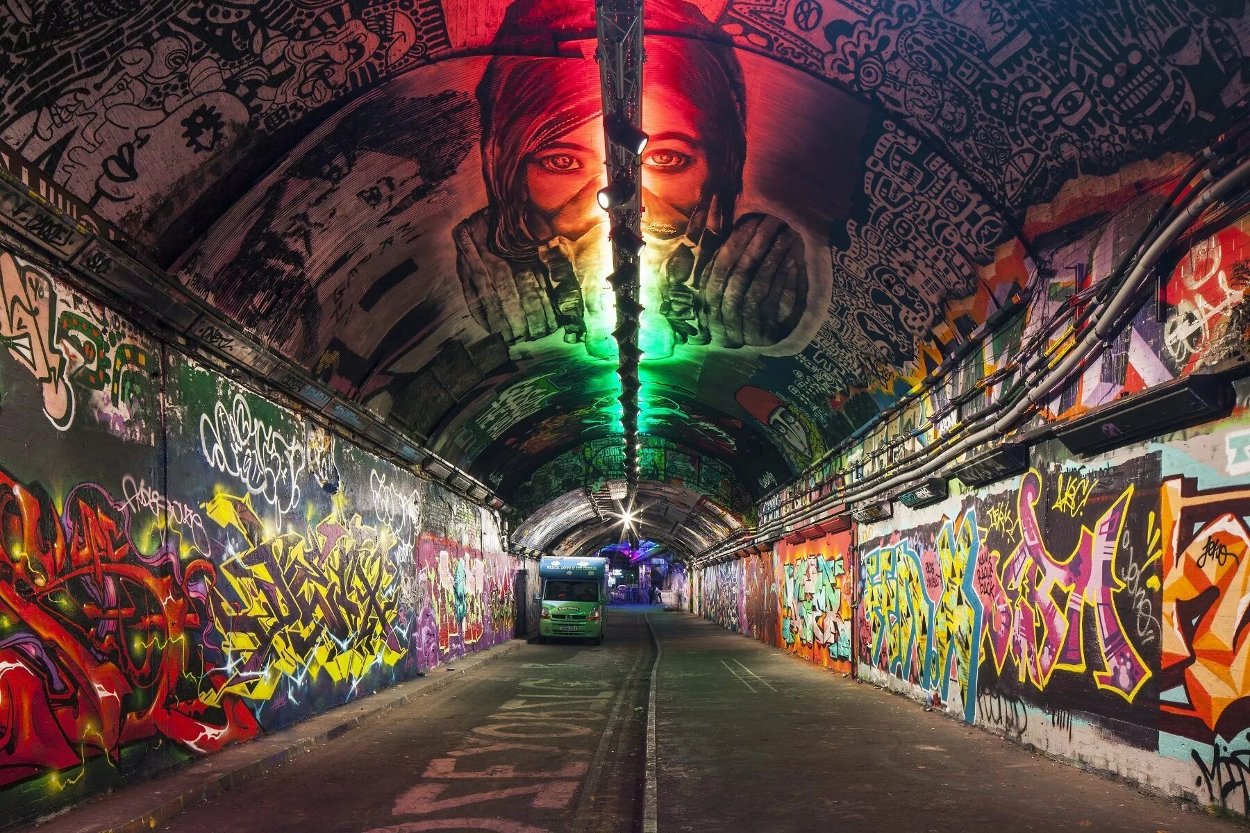 ARTPLAY туннель граффити. Андеграунд стиль андерграунд. Leake Street Grafitti tunnel. Стены в стиле андеграунд.