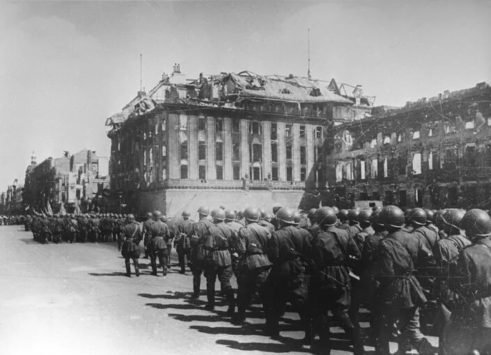 Русские войска взяли берлин в ходе. Берлинская наступательная операция 1945. Операция Берлин в 1945 году. 1 Белорусский фронт в Берлинской операции. Берлинская операция. Апрель - май 1945г.