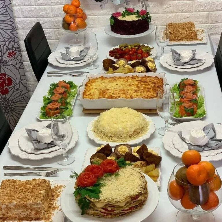Бюджетный праздничный стол на 10 человек
