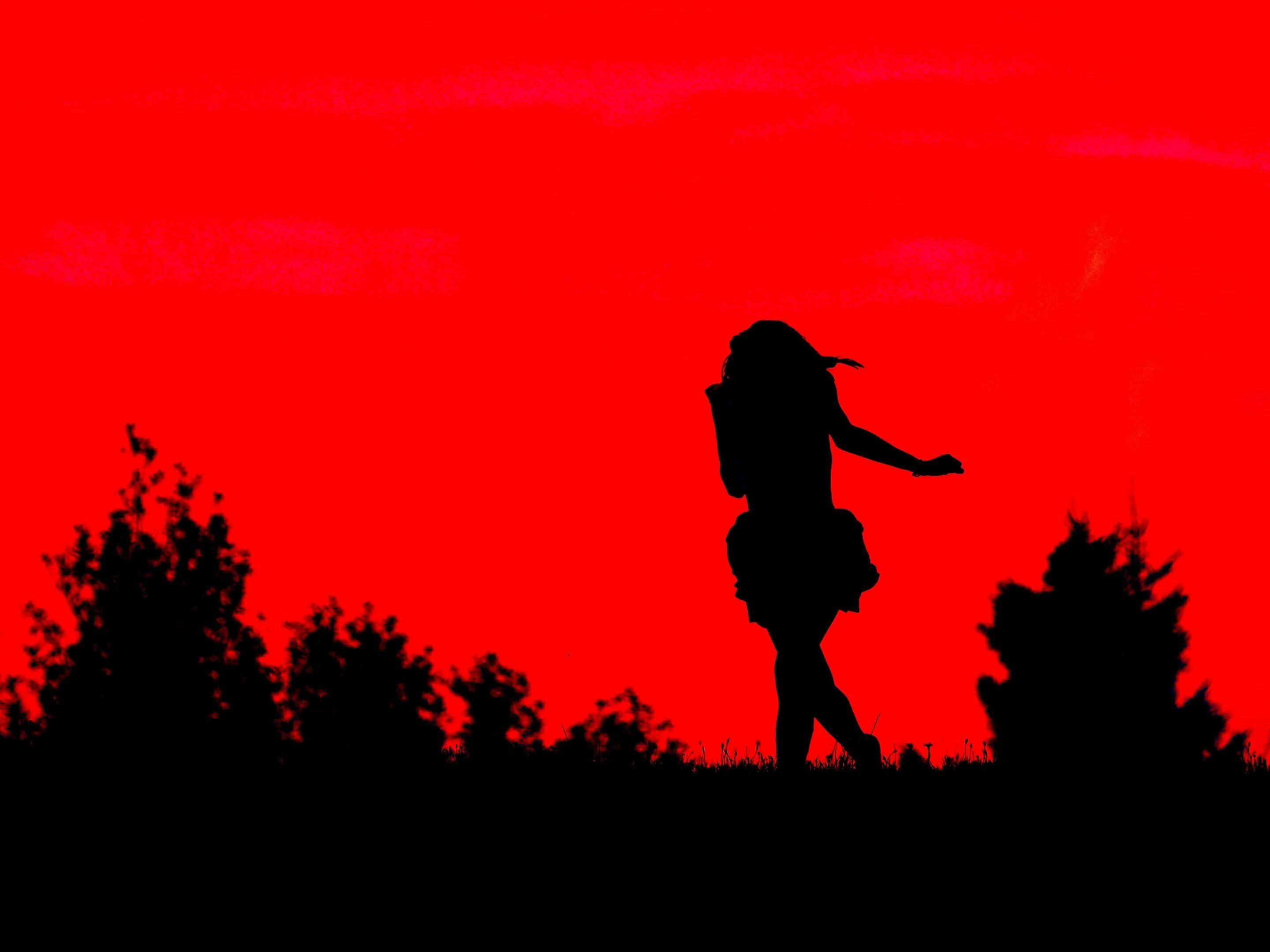 Профиль девушки в темноте. Человек за окном. Мерещится силуэт. Силуэт в тени. Страшный силуэт в темноте.