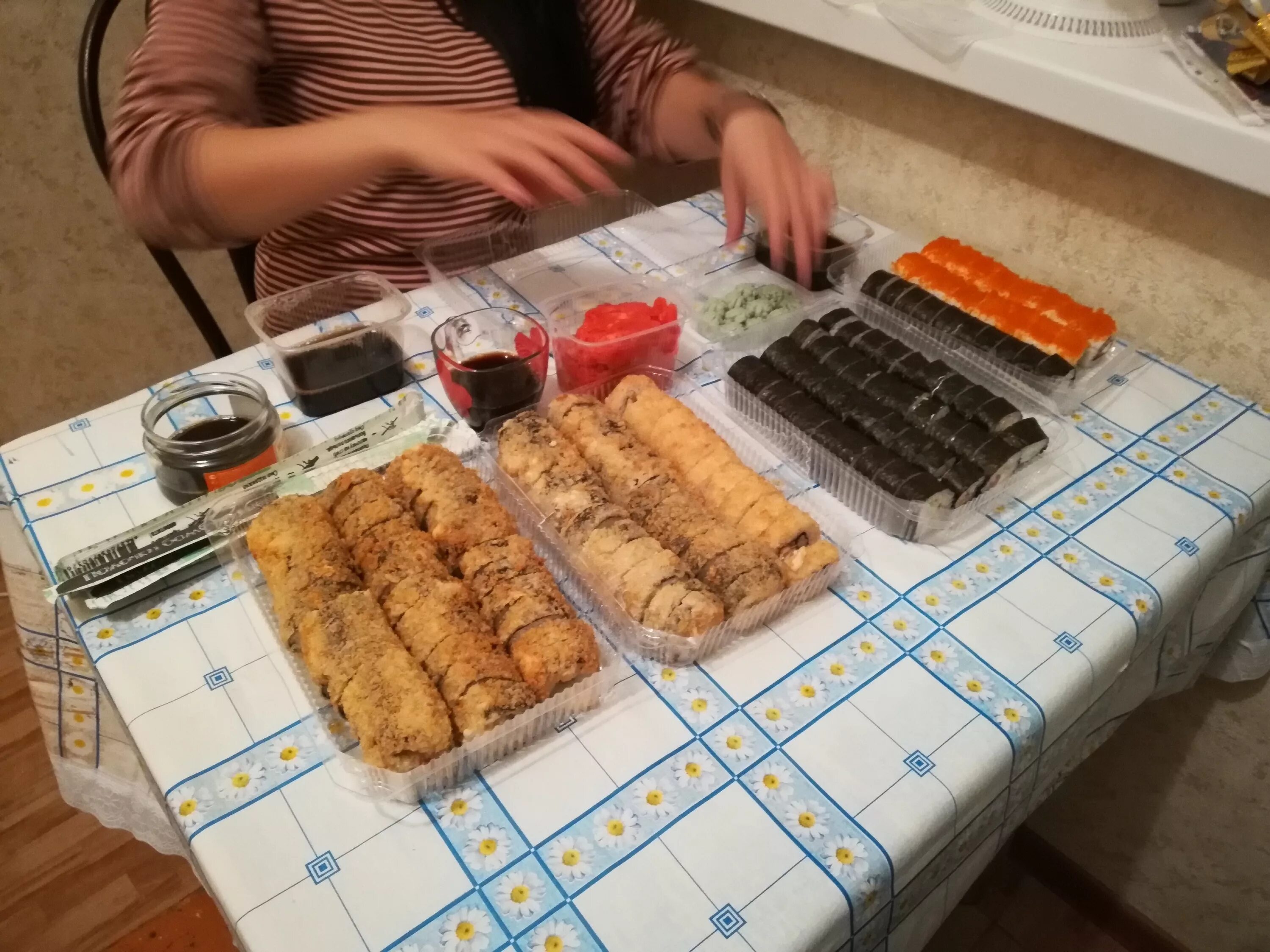 Роллы в вкусно и точка. Губернатор калифорния роллы астрахань. губернатор калифорнии астрахань. губернатор калифорнии роллы. вкусные суши астрахань.