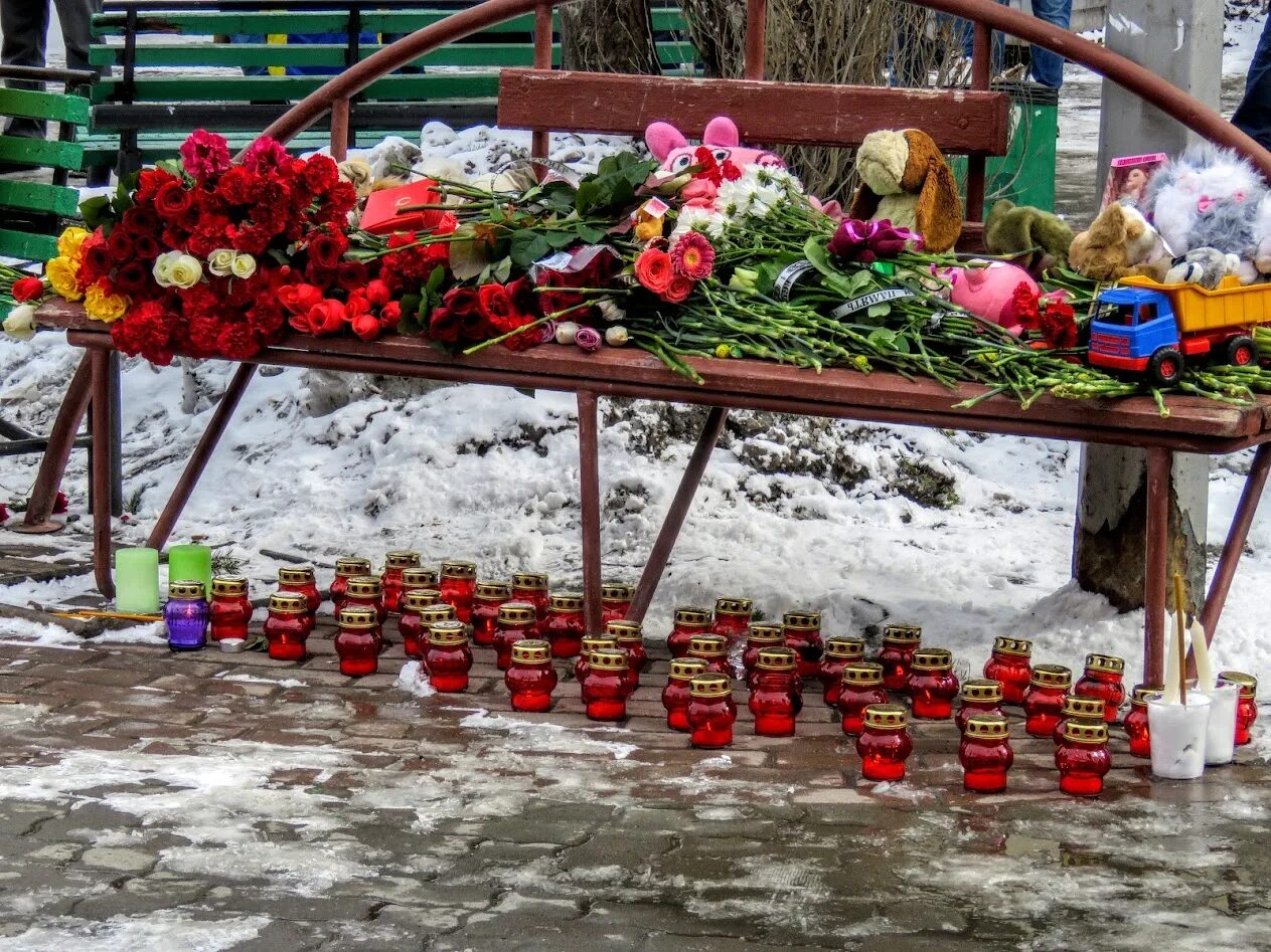 Зимняя вишня мемориал. Кемерово мемориал зимняя вишня. Кемерово зимняя вишня пожар мемориал. Стихийный мемориал. Стихийный мемориал в память о жертвах