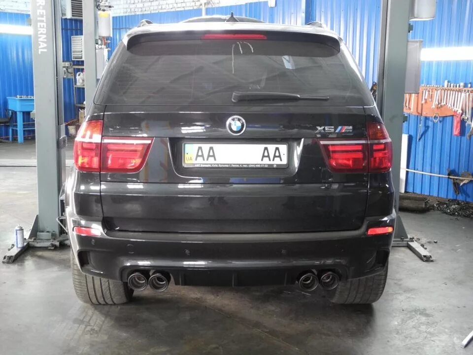 E70m BMW выхлоп. BMW x5m e70 Akrapovic. X5 e70 выхлоп. Акрапович BMW x5 e70. Акрапович м5