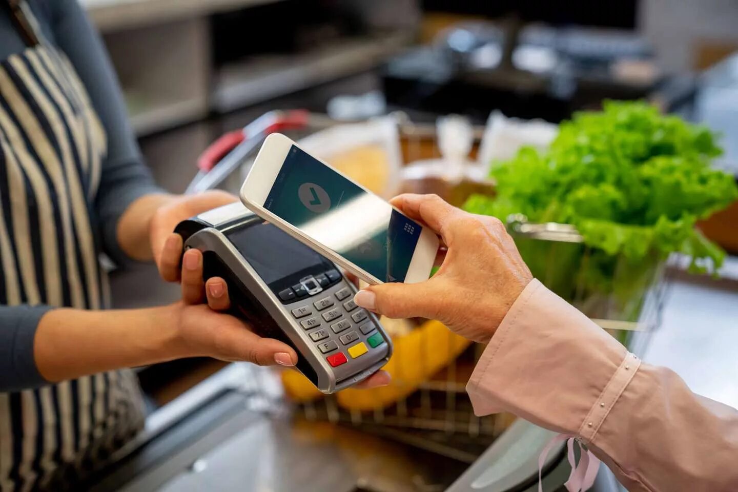 Мир можно оплачивать телефоном. Функция paypass. оплата телефоном по терминалу. бесконтактная оплата картой. nfc vs rfid.