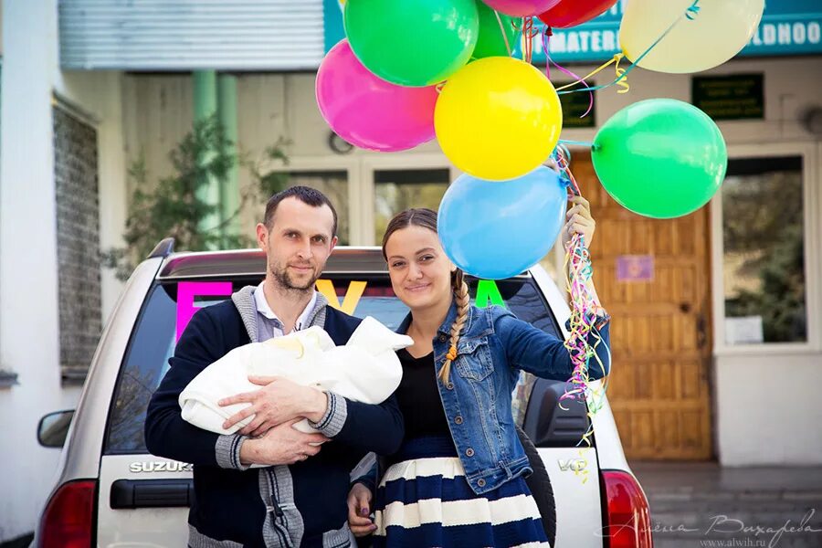 Выписка из роддома. Красивая выписка из роддома. Выписка с роддома фотосессия. Выписка из роддома фотосессия. Вышла из роддома а идти.