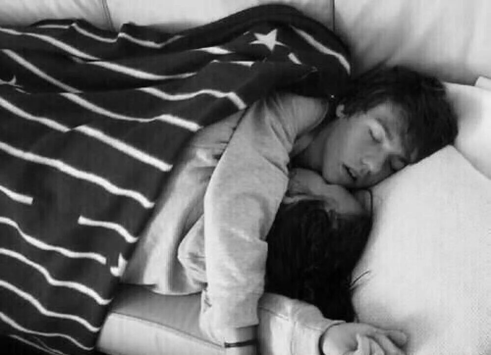 Спящий девочка с братом. С сестрой в кровати. Братик и сестричка в кровати. Спящий девочка с братом. Мелкие девчушки в кровати.