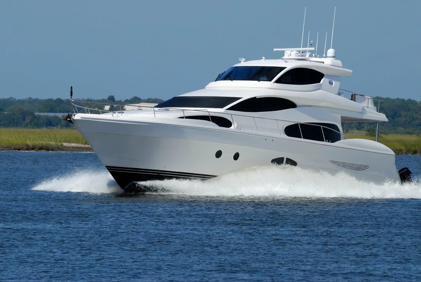 Судно для перевозки яхт. Yacht transport. Yacht transport. Яхта. Человек на водном транспорта.