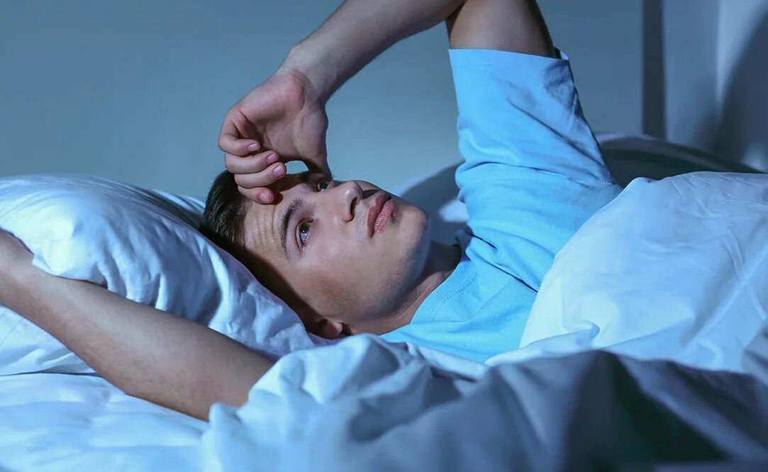 Женщина в больничной палате. Пациент в постели. Полисомнографическое исследование сна. Человек в постели болеет. Человек с бессонницей.