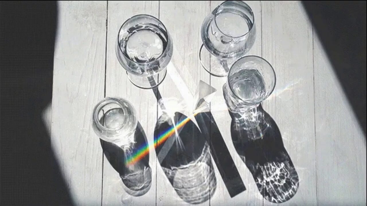 В стеклянную бутылку налили. Наливаем воду в стеклянный стаканчик. Стакан воды гиф. Вода в стакане анимация. Вода льется в стакан гифка.