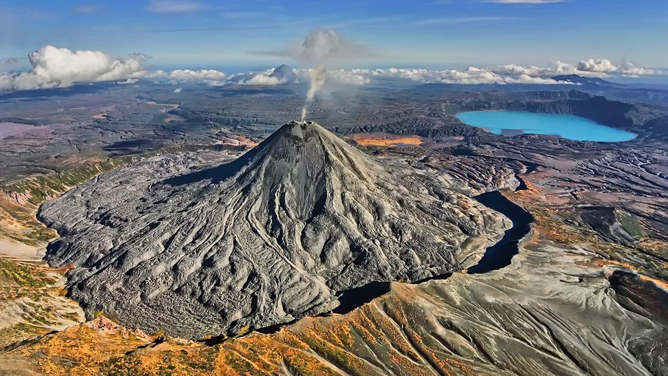 Вулкан фото. Карымская сопка вулкан. Вулканы Камчатки Карымская сопка. Карымская сопка вулкан извержение. Вулканы России Карымская сопка.