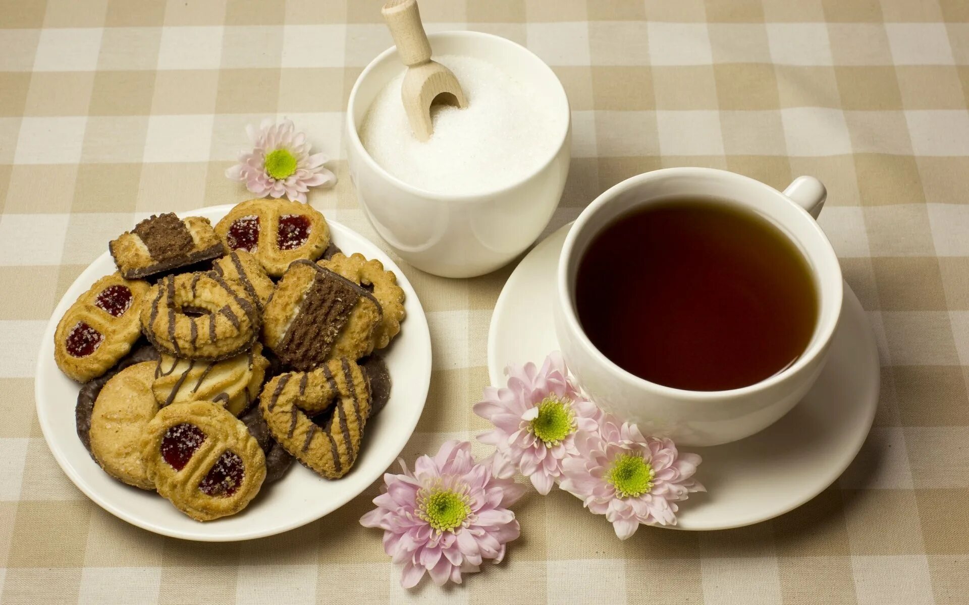 Сладости к чаю. Чай с печеньем. Чай со сладостями. Чай с вкусняшками. Сладкое со сладким чаем