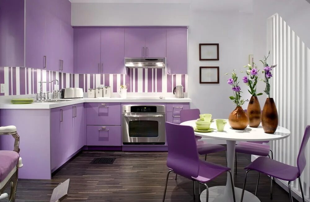 Какие цвета сочетаются на кухне. Кухня в сиреневых тонах. Кухня в фиолетовом цвете. Кухня в сиреневом цвете. Кухня сиреневого цвета в интерьере.