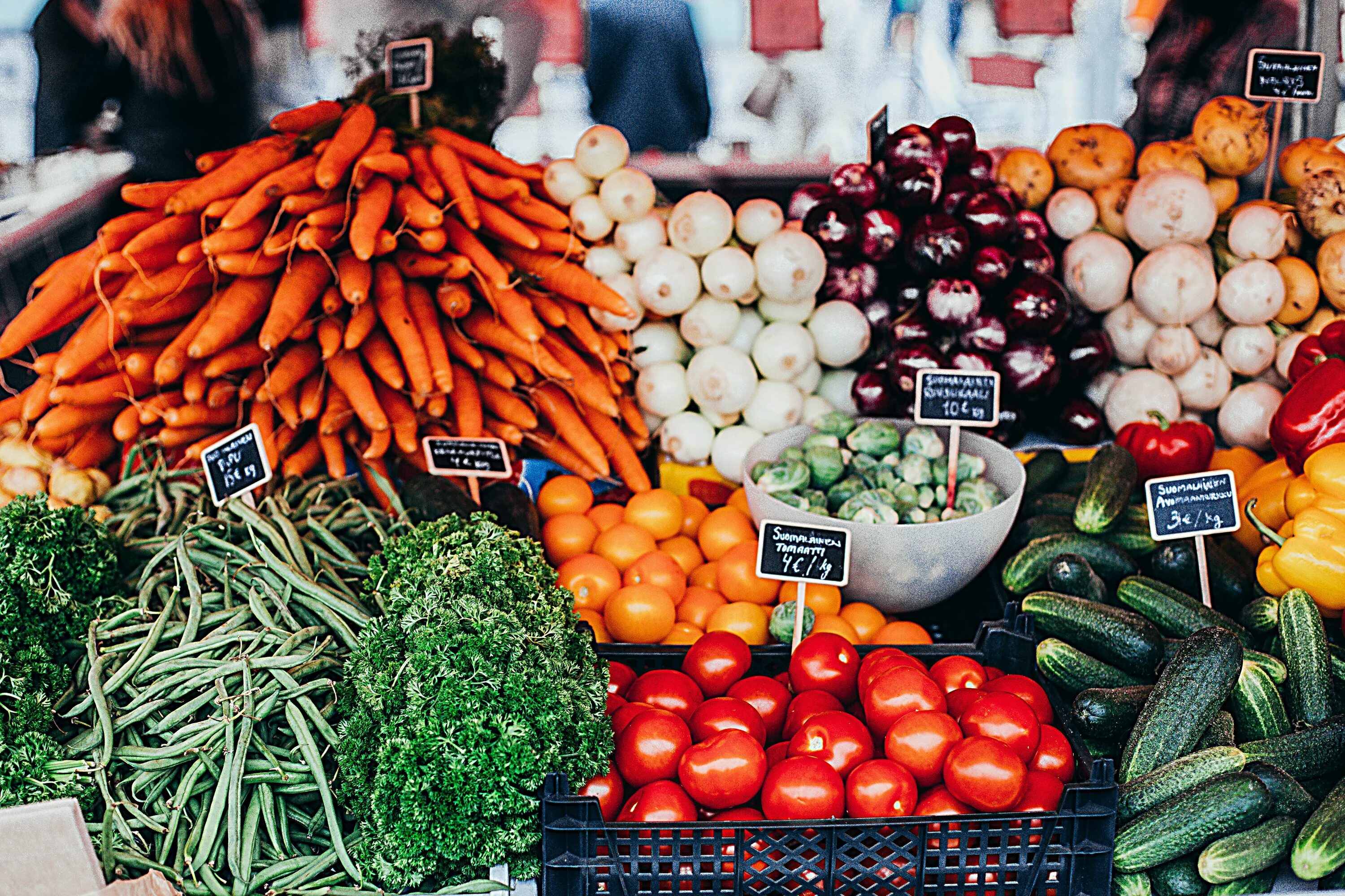 Пищевая сельскохозяйственная продукция. Прилавок с овощами и фруктами. Овощи и фрукты на рынке. Овощи на рынке. Овощи и фрукты на базаре.