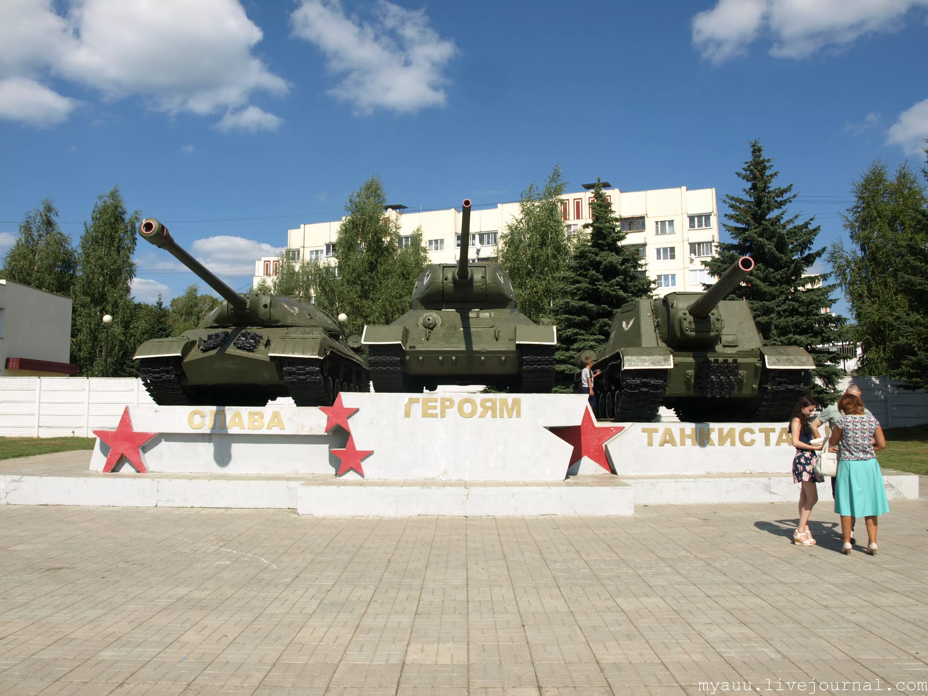 Нарафаминск. Три танка в Наро-Фоминске. Наро Фоминск памятник героям танкистам. Наро Фоминск танки памятники. 3 Танка памятник Наро-Фоминск.