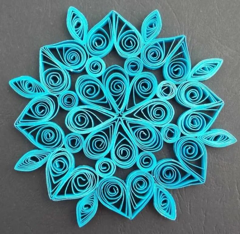 Снежинки в квиллинге. Снежинки квиллингом. Квиллинг снежинка для начинающих. Квиллинг снежинка для начинающих. Петельчатый квиллинг снежинки.