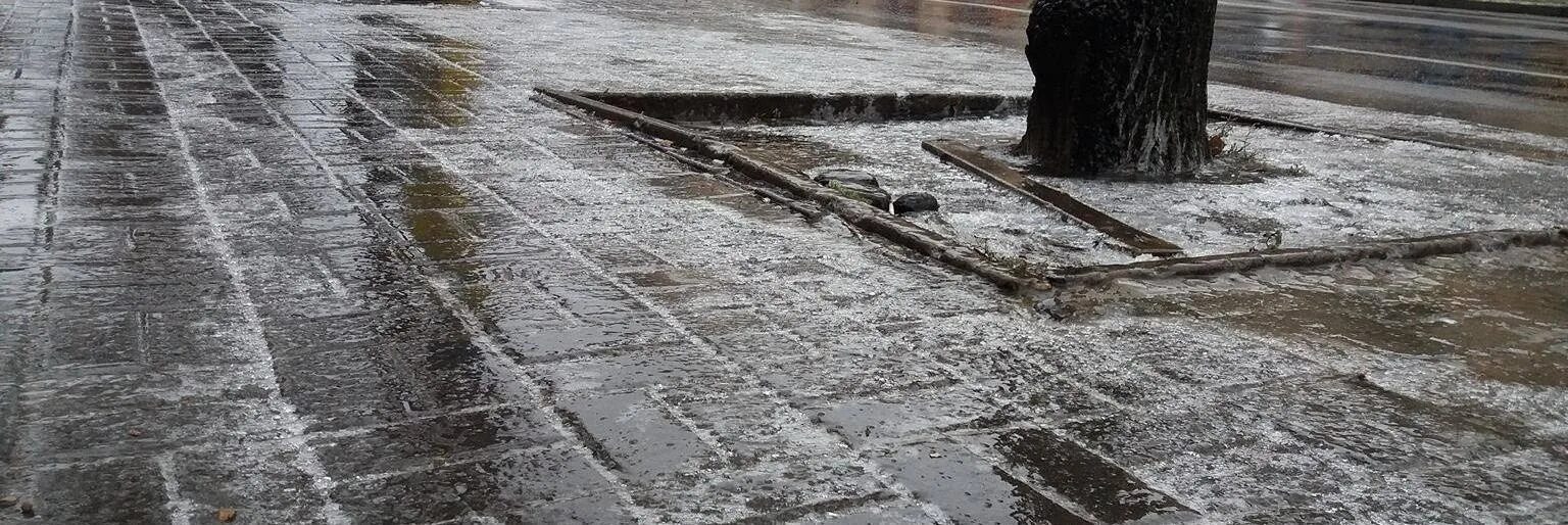 Почему после дождя скользко