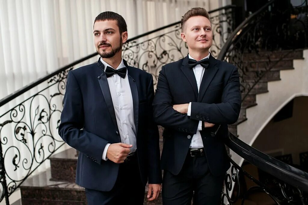 Twin brothers негинский. Вадим верник и игорь верник. Два брата ведущих. Ведущие два брата. Ведущие москва кирилл эйхфус.