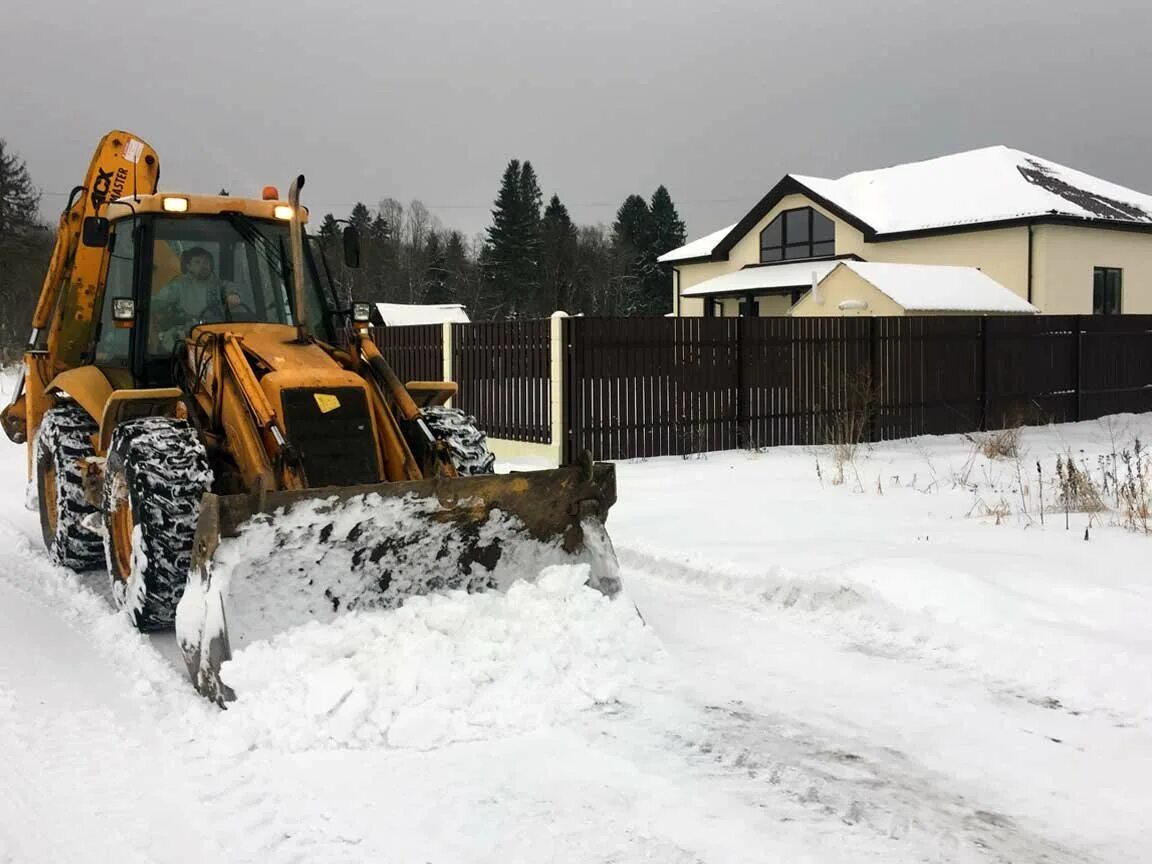 JSB 4 SX уборка снега. Мини погрузчик JCB 135 уборка снега. Трактор для уборки снега. Трактор снег. Аренда трактора снег