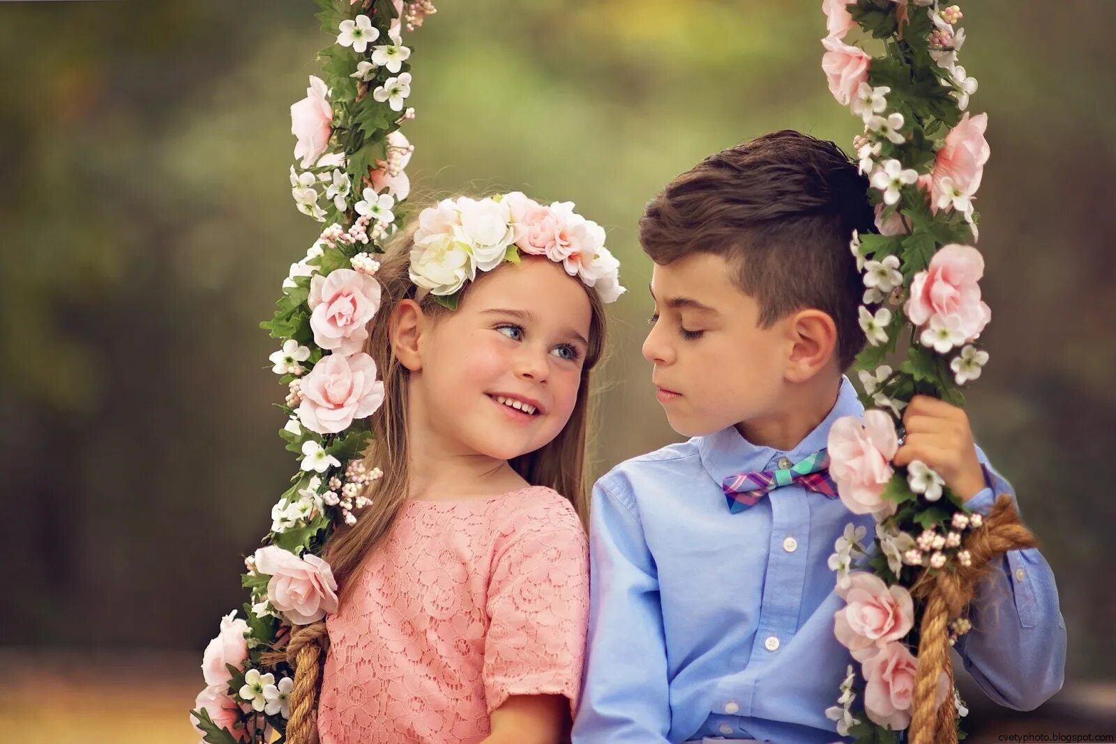 Самое красивый мальчик и девочка. Мальчик с цветком. Мальчик дарит девочке цветы. Дети мальчик и девочка. Мальчик с цветами.
