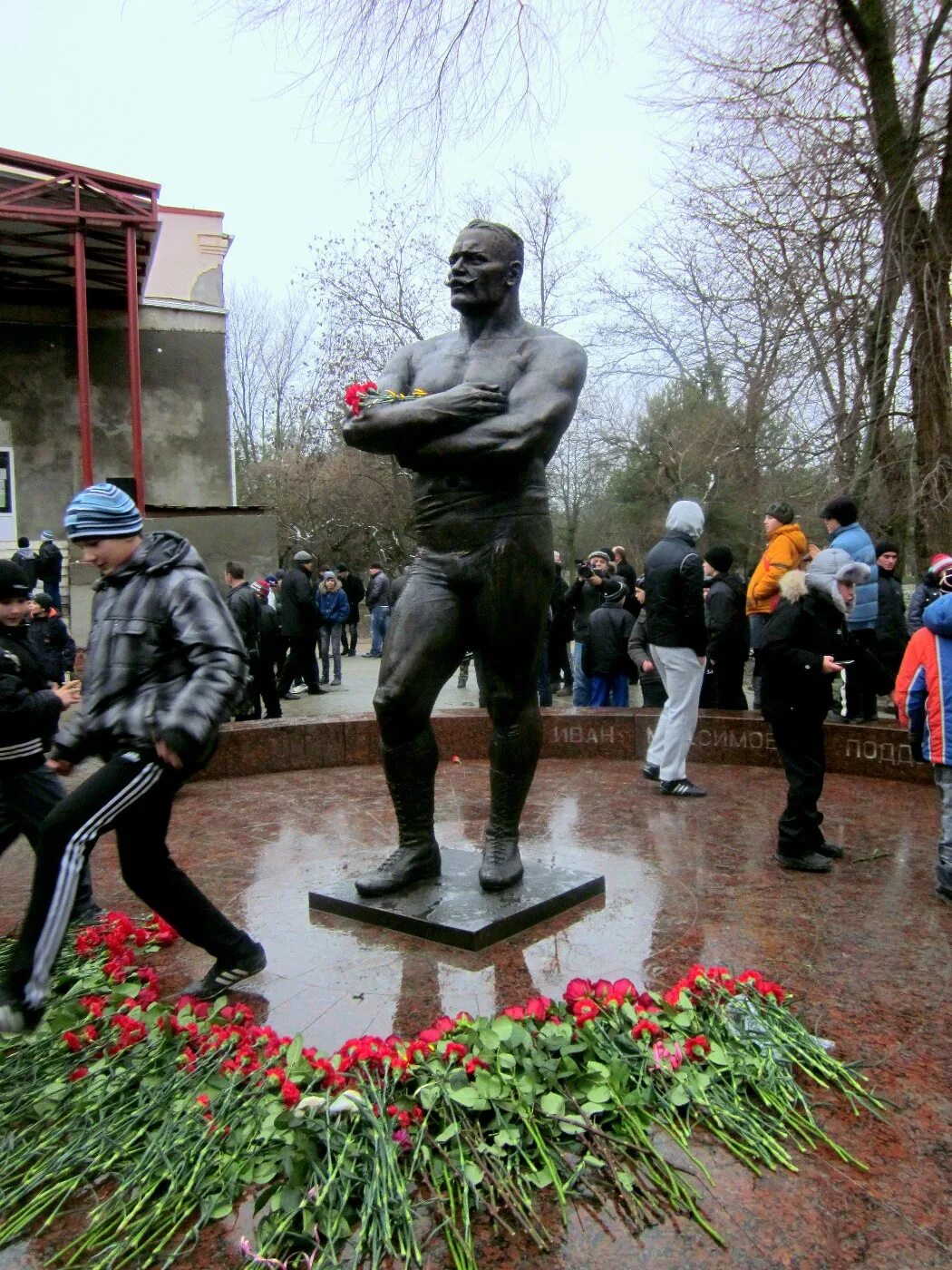 Состояние поддубного в америке. Памятник поддубному в ейске. могила поддубного в ейске. памятник в парке поддубного.