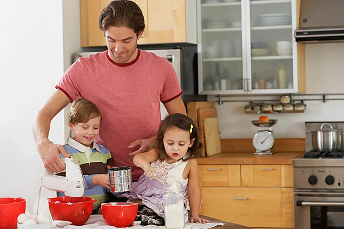 Дети мужа в гостях. Мужчина домохозяйка. Мужчина занимается домашним хозяйством. Семья на кухне. Муж домохозяин.