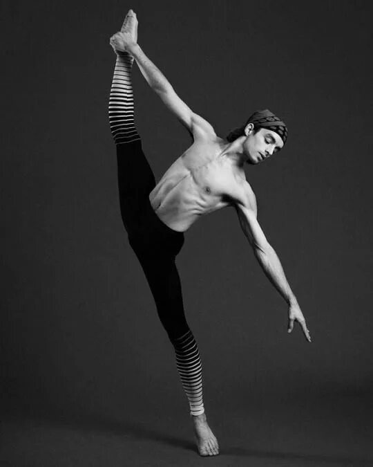 Балет мужчины. Дмитрий дорохов балет. Богдан плешаков балет. Парень танцующий балет. Танцующий мужчина.