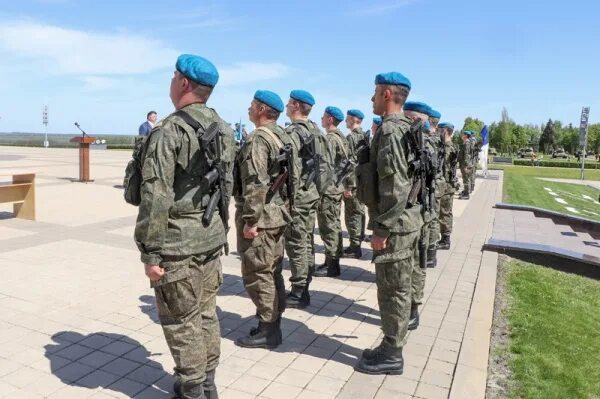 Награждение десантников в белгороде. Награждение десантников. Награждение десантников. 7 горная десантно штурмовая дивизия вдв новороссийск. Награждение десантников в белгороде.