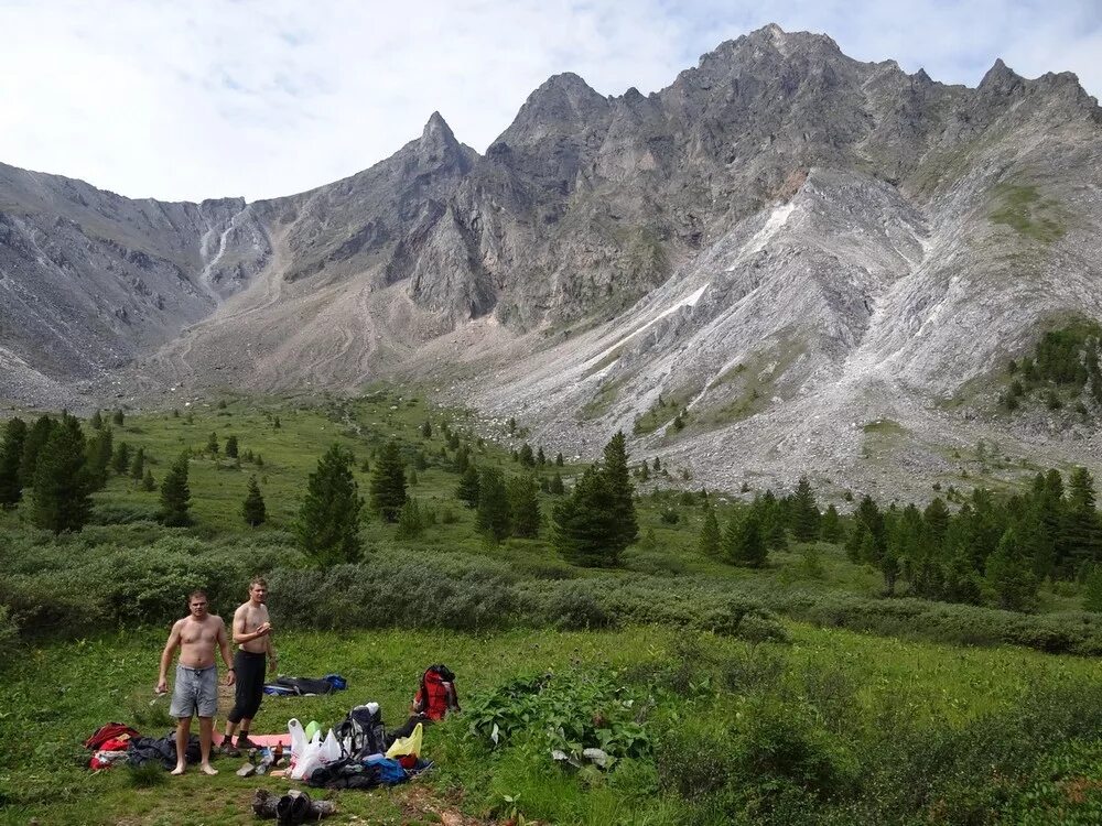 Саянские горы хакасия. Ергаки туристы в горах. Саяны люди. Саяны горы. Саяны люди.