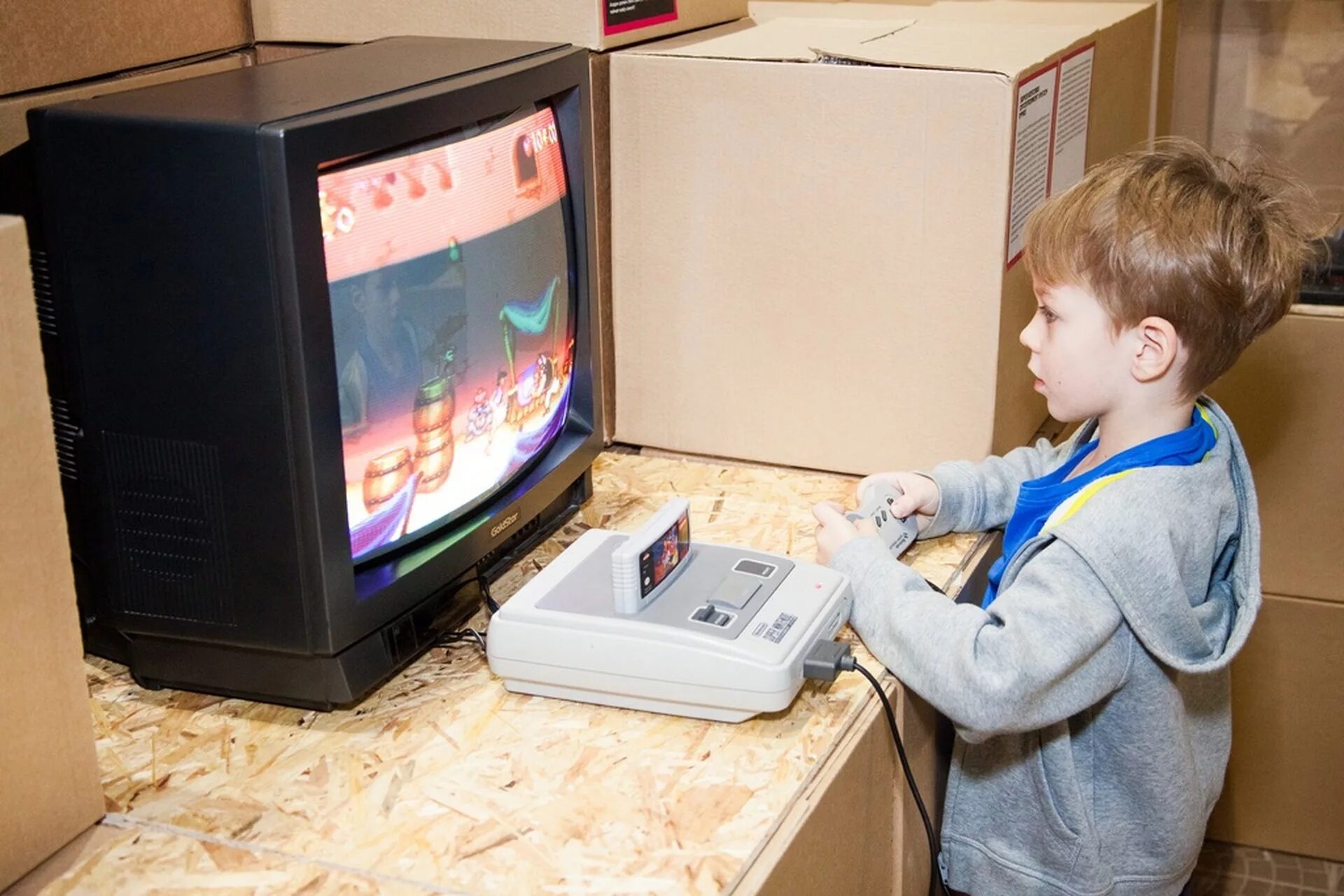Приставка для телевизора ребенку. Детский телевизор. Телевизор компьютер. Денди приставка к телевизору. Старый компьютер и ребенок.