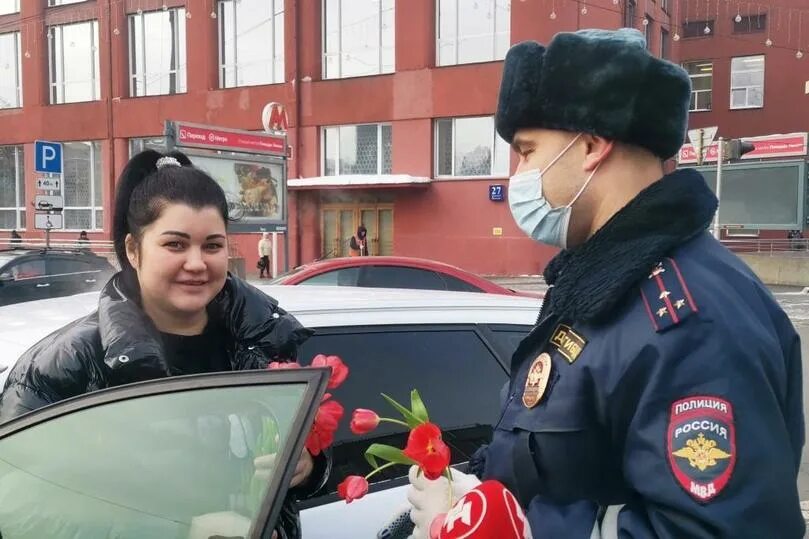 Поздравили женщин полицейских. День полиции женский. Гибдд дарит цветы