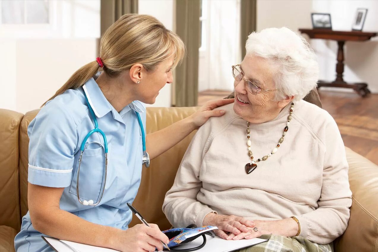 Медицинская сестра и пожилой. Медсестра и пожилой человек. Беседа с пожилым человеком. Разговор с пожилым человеком.