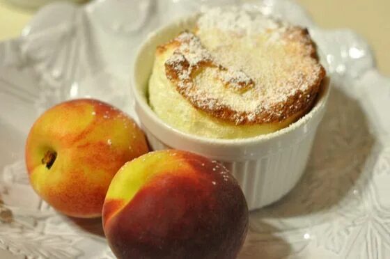 Шифоновый лимонный торт-суфле. Суфле из яблок в домашних условиях. Торт суфле с персиками. Персиковое суфле. Торт йогуртовый персиковый.