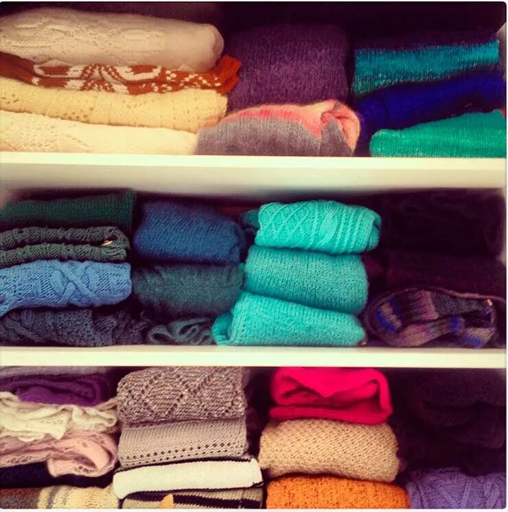 Убери трикотаж. Убери трикотаж. Свитер на плечиках. Катышки на одежде. Зацепка на трикотаже.