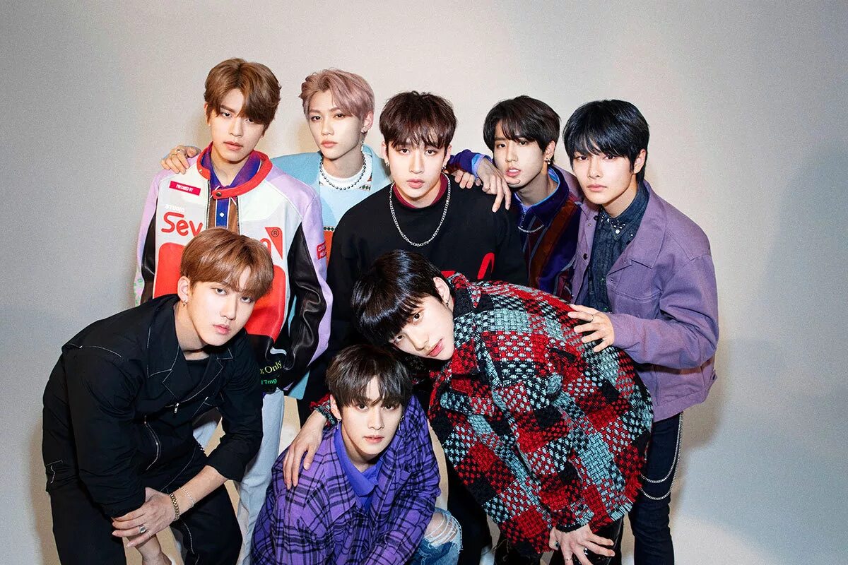 Имена участников группы stray kids. Группа Stray Kids. Корейская группа Stray Kids. Группа Stray Kids 2022. Stray Kids дебют.