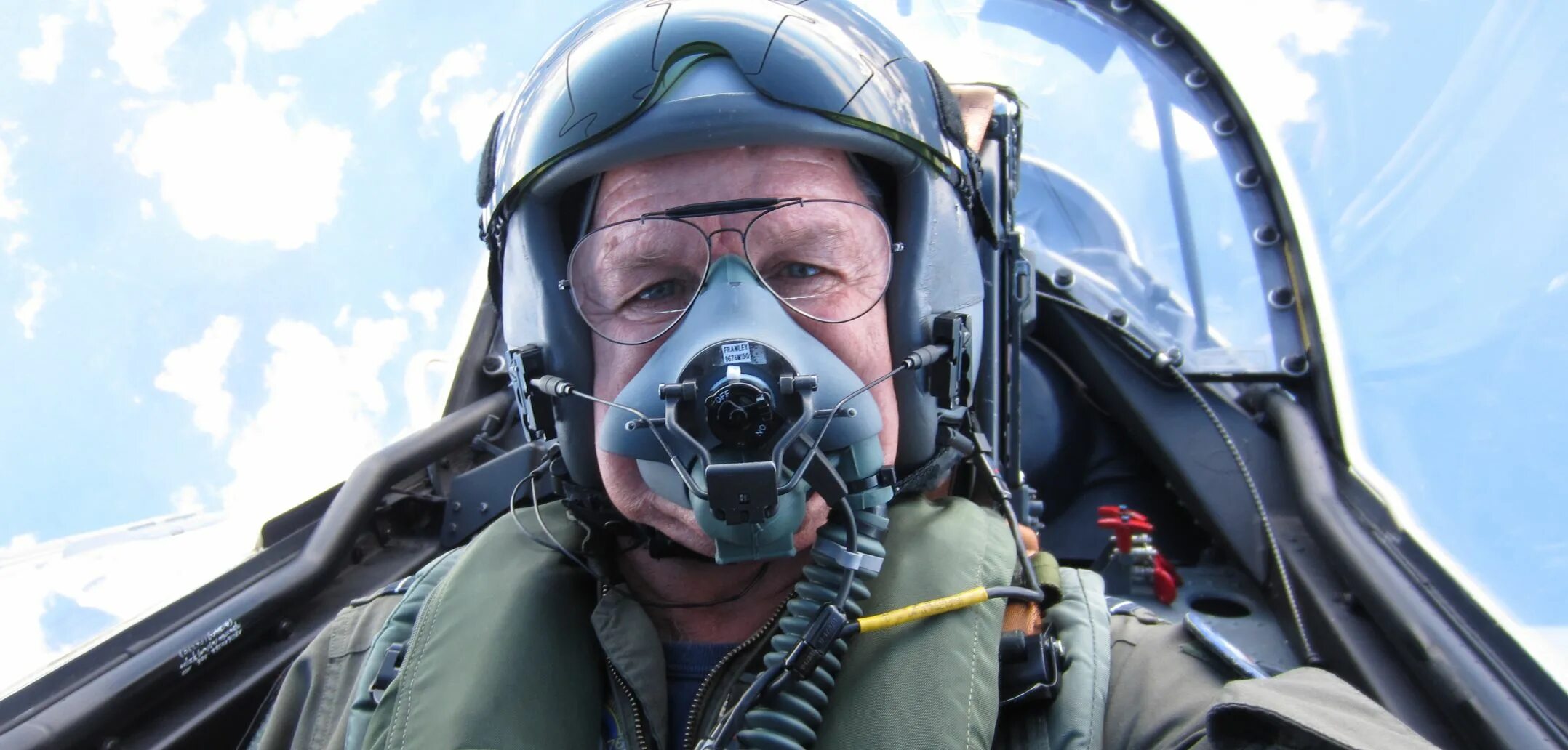 Как стать летчиком истребителя. Пилот в кабине истребителя. Летчик истребитель. Девушка пилот. Селфи пилота истребителя.