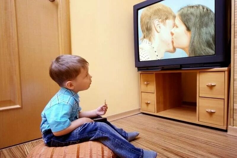 Мальчик у телевизора. Телевидение для детей. Телевизор для детей. Влияние телевидения на детей.