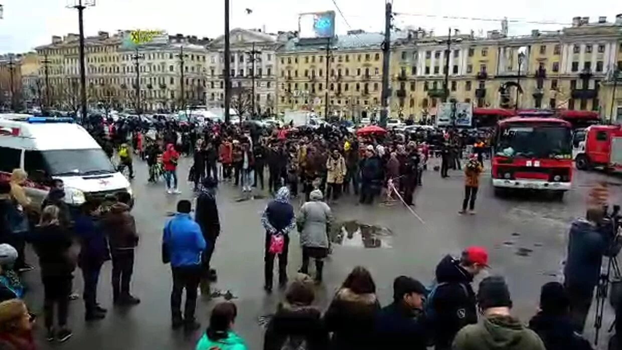 Сенная площадь и площадь Восстания. Толпа людей на площади Восстания. Теракт в Петербургском метрополитене.