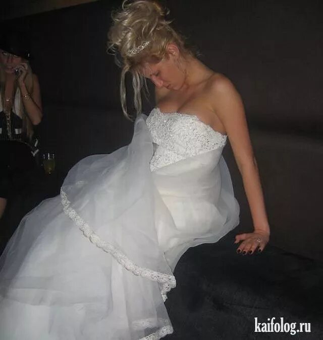 пьяные подружки невесты. пьяные невесты. пьяные девушки на свадьбе. девушка ловит букет на свадьбе. пьяная свадьба.